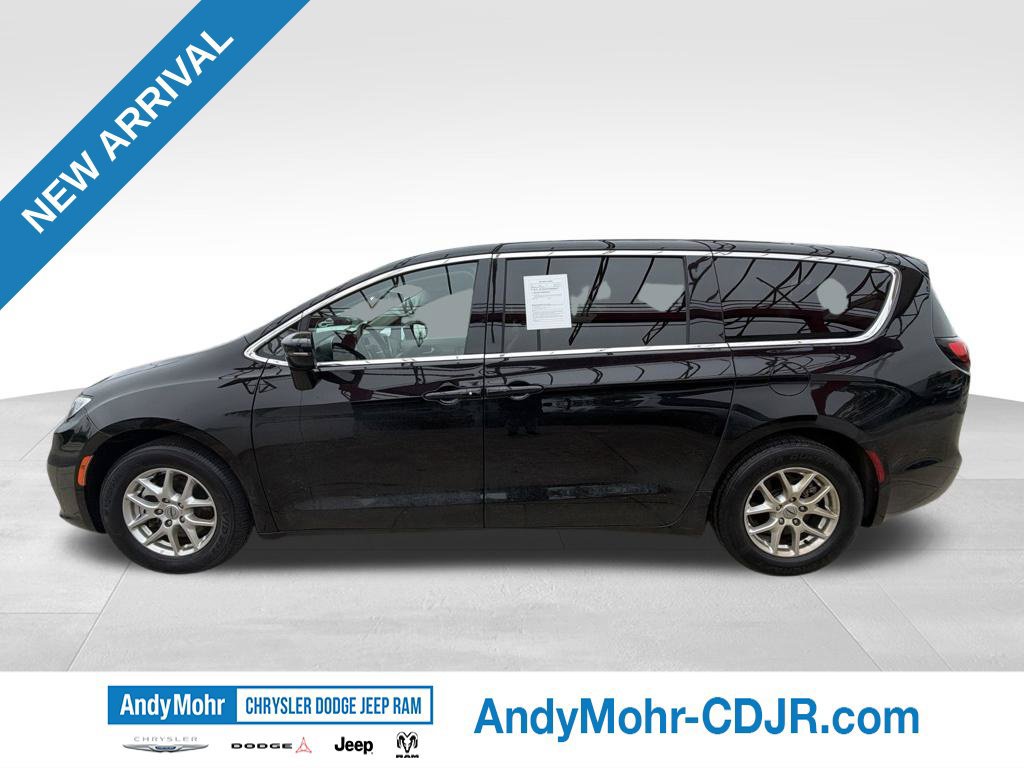 Used 2024 Chrysler Pacifica Touring-L FWD image 4