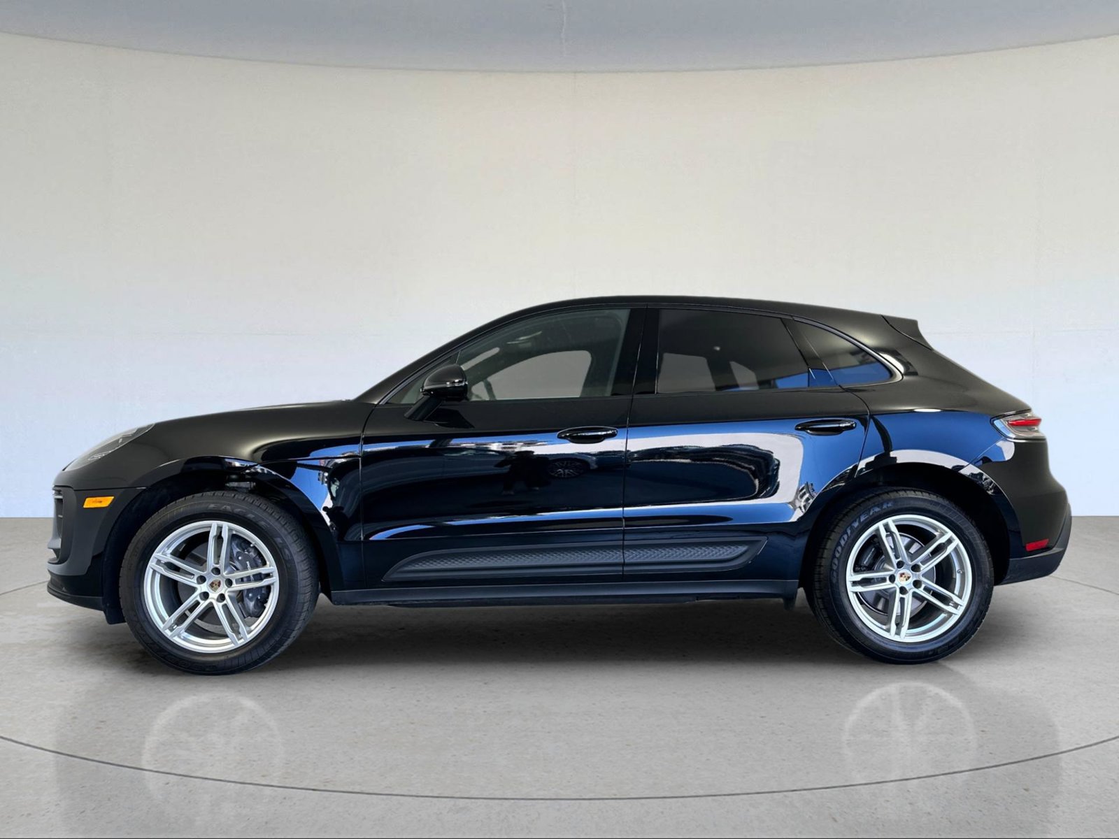 Certified 2026 Porsche Macan AWD/4WD image 2