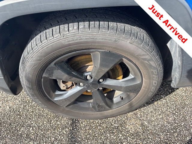 Used 2018 Jeep Cherokee Latitude w/ Altitude Package FWD image 15