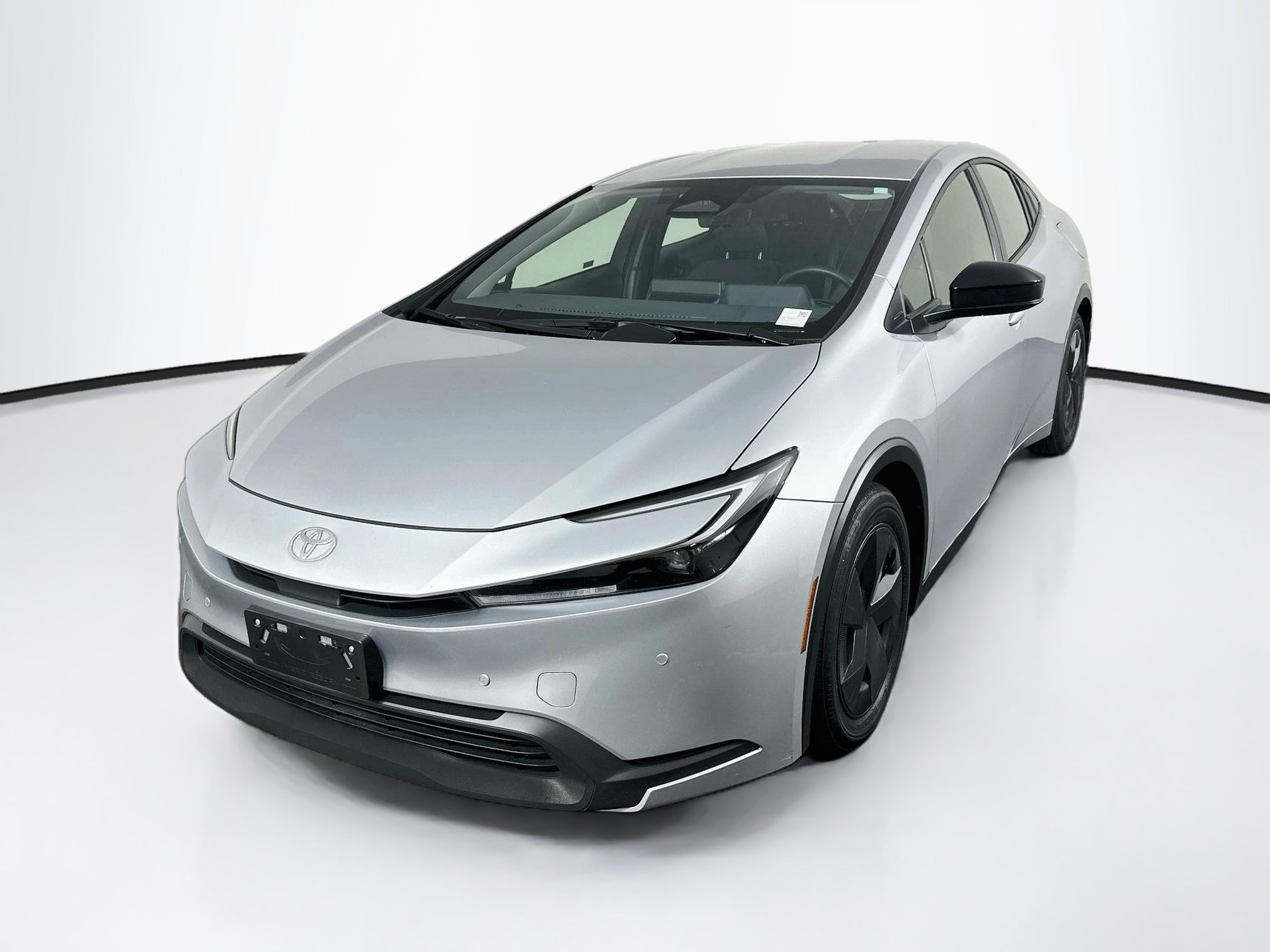 Used 2025 Toyota Prius LE FWD image 3