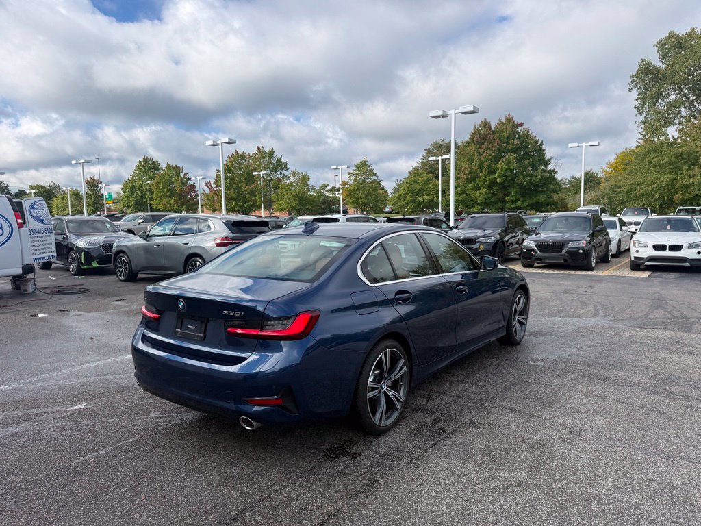 Used 2022 BMW 330i xDrive Sedan AWD/4WD image 5