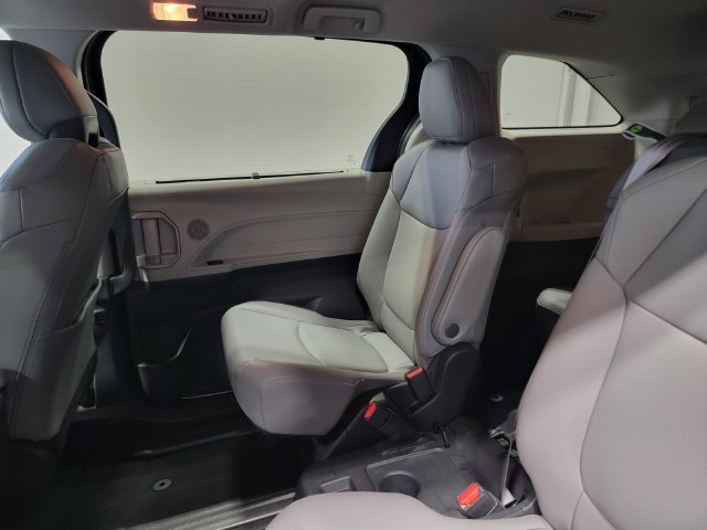 Used 2022 Toyota Sienna XLE FWD image 13