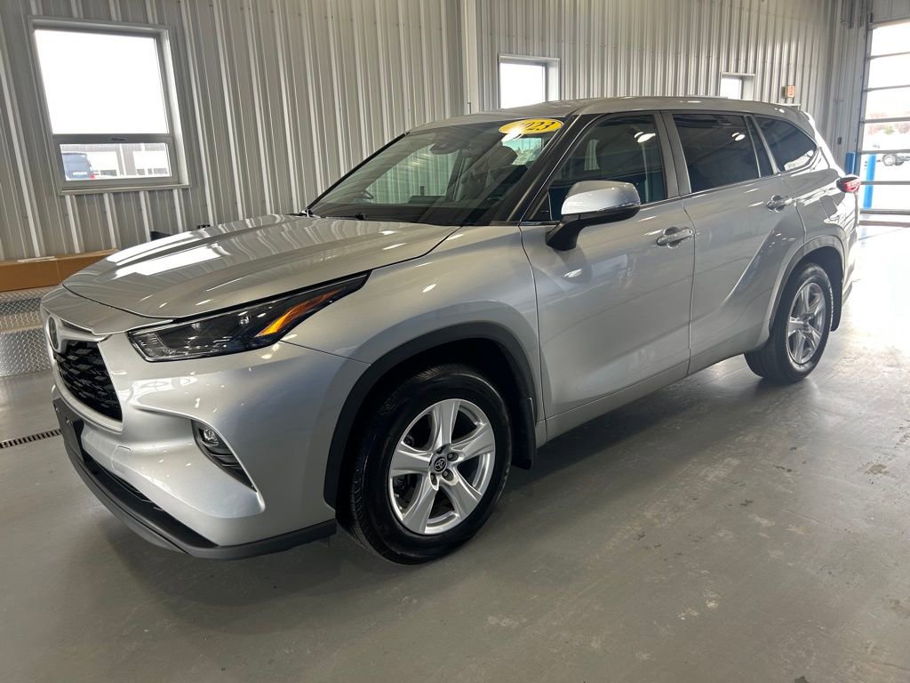 Used 2023 Toyota Highlander LE image 3