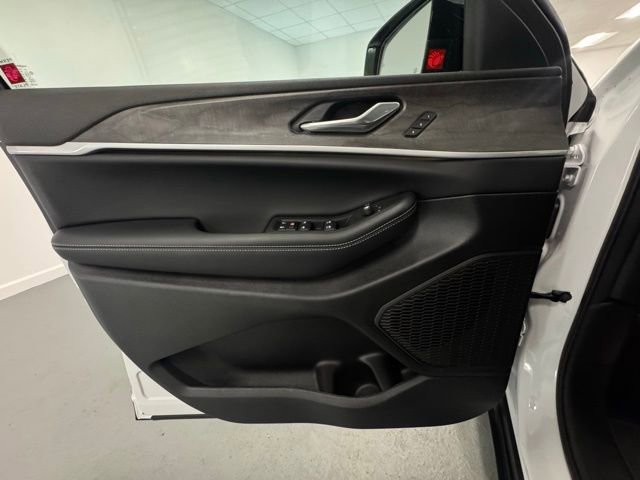 Used 2025 Jeep Grand Cherokee Limited w/ Black Appearance Package image 13