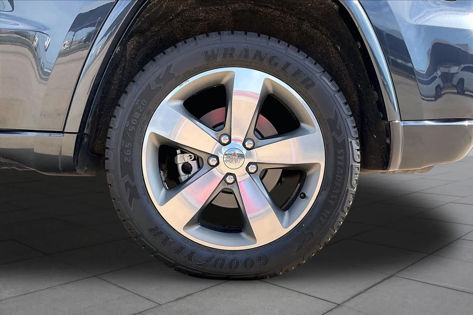 Used 2014 Jeep Grand Cherokee Overland w/ Advanced Technology Group AWD/4WD image 11
