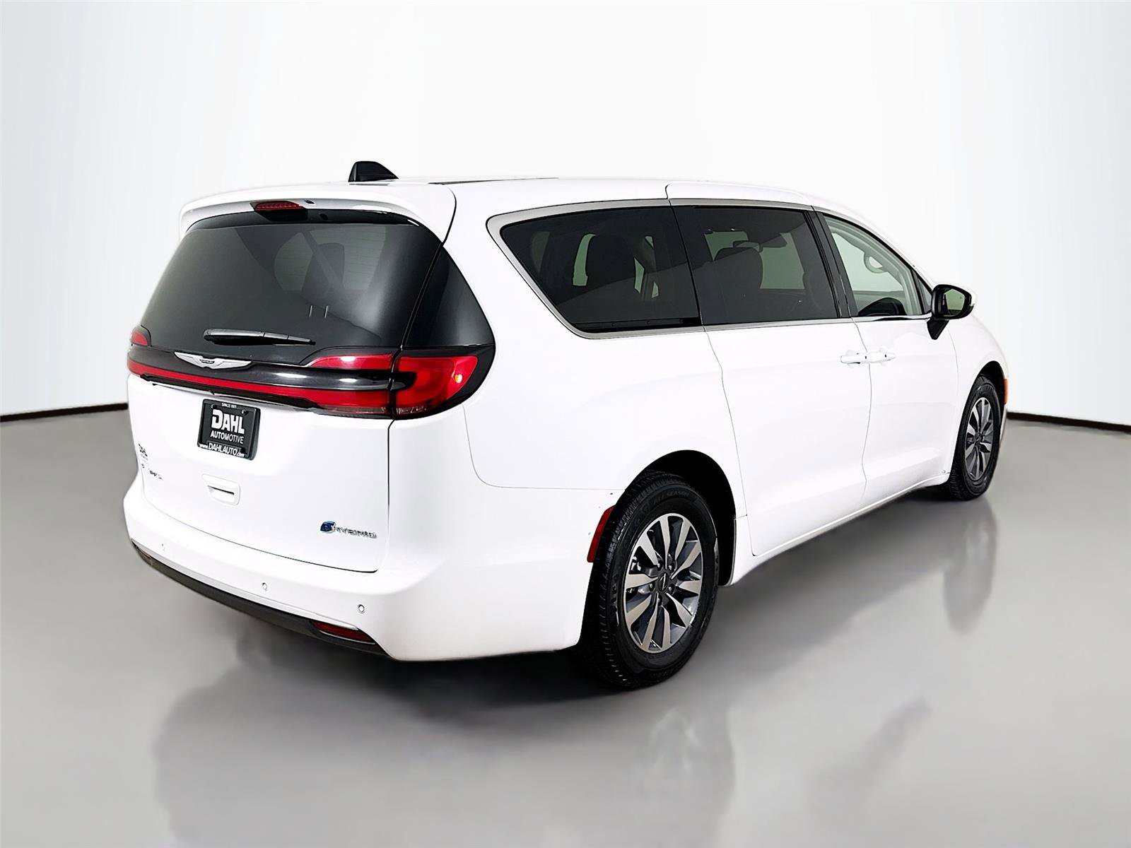 Used 2023 Chrysler Pacifica Touring-L image 13