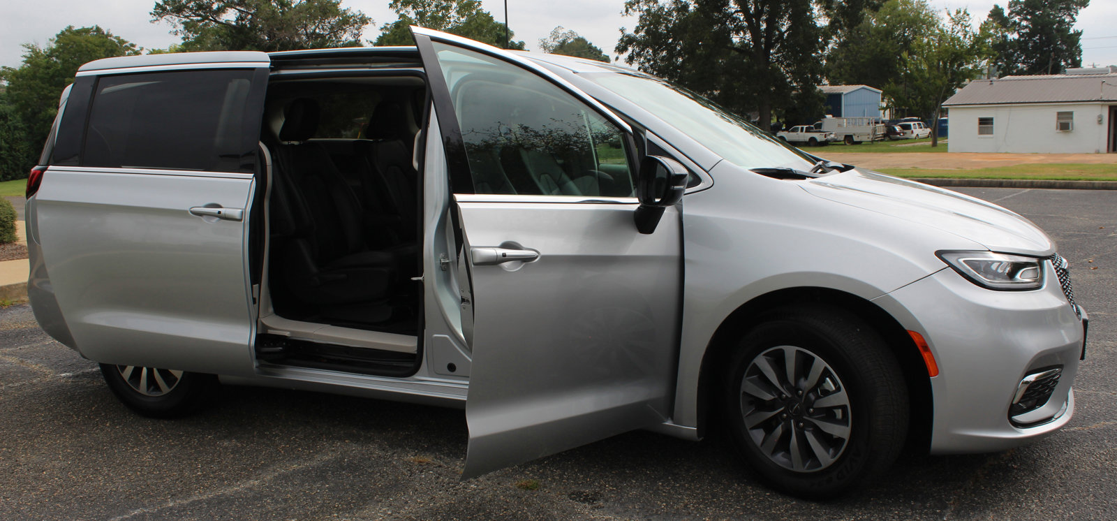 Used 2024 Chrysler Pacifica Select image 10