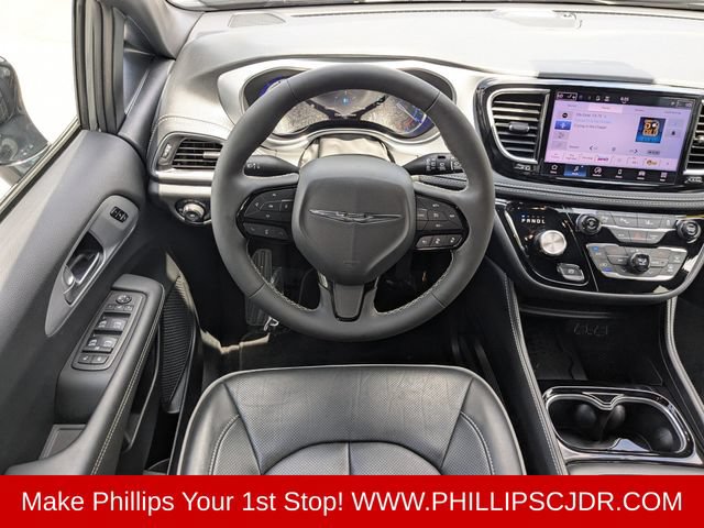Used 2025 Chrysler Pacifica Premium FWD image 15