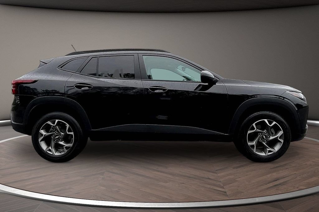 Used 2025 Chevrolet Trax LT FWD image 9
