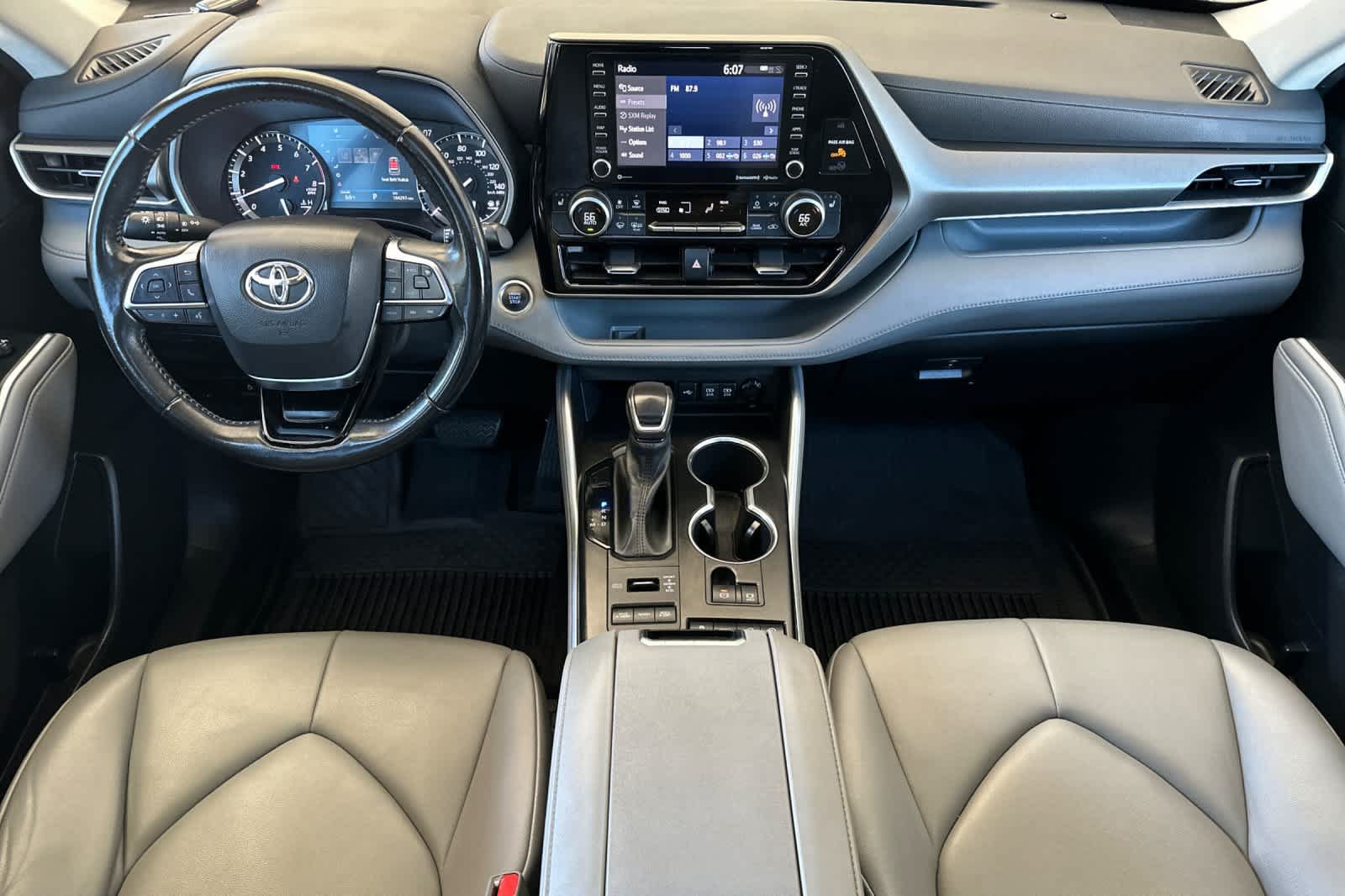 Used 2021 Toyota Highlander XLE AWD/4WD image 3