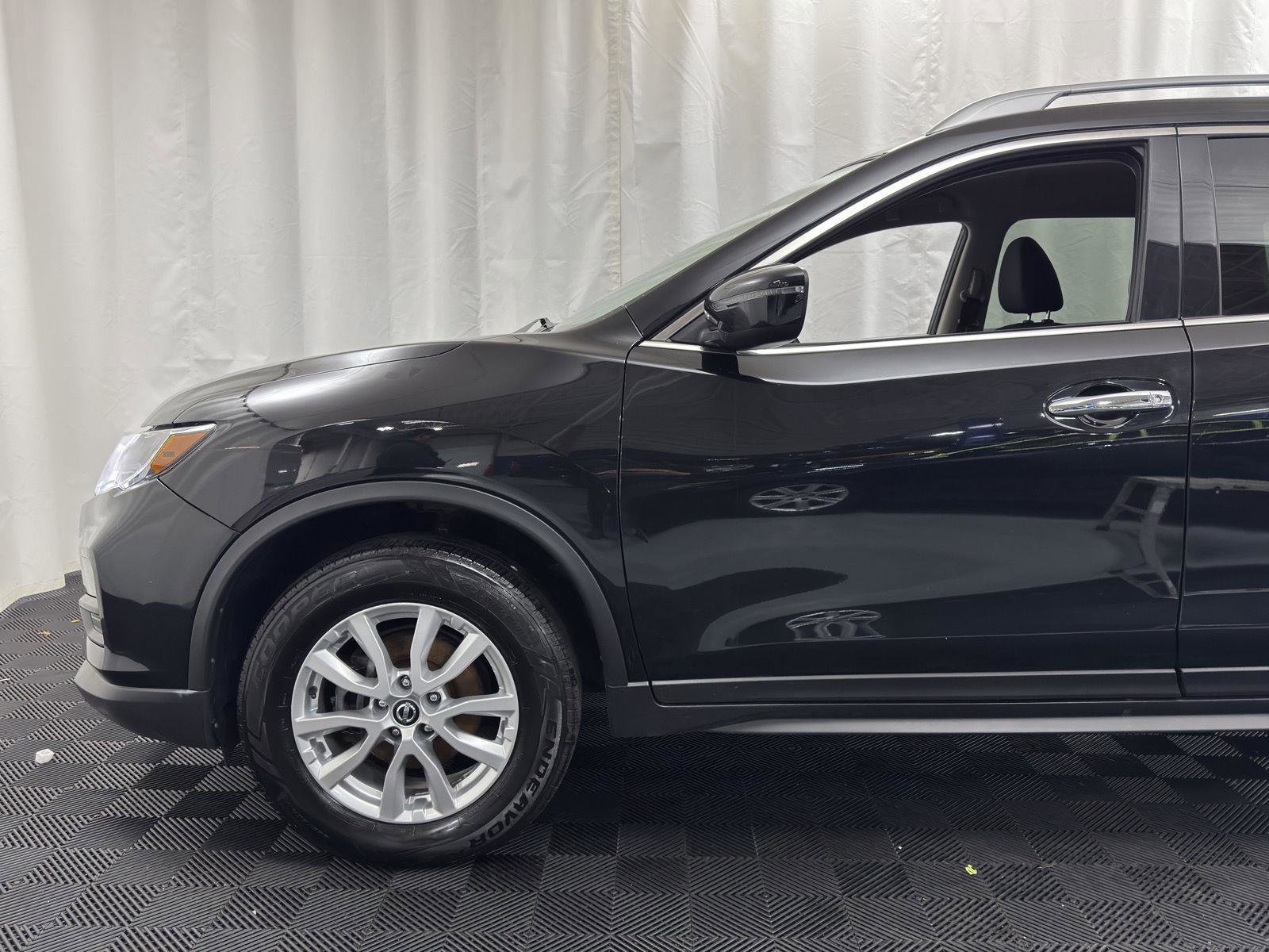 Used 2018 Nissan Rogue SV image 2