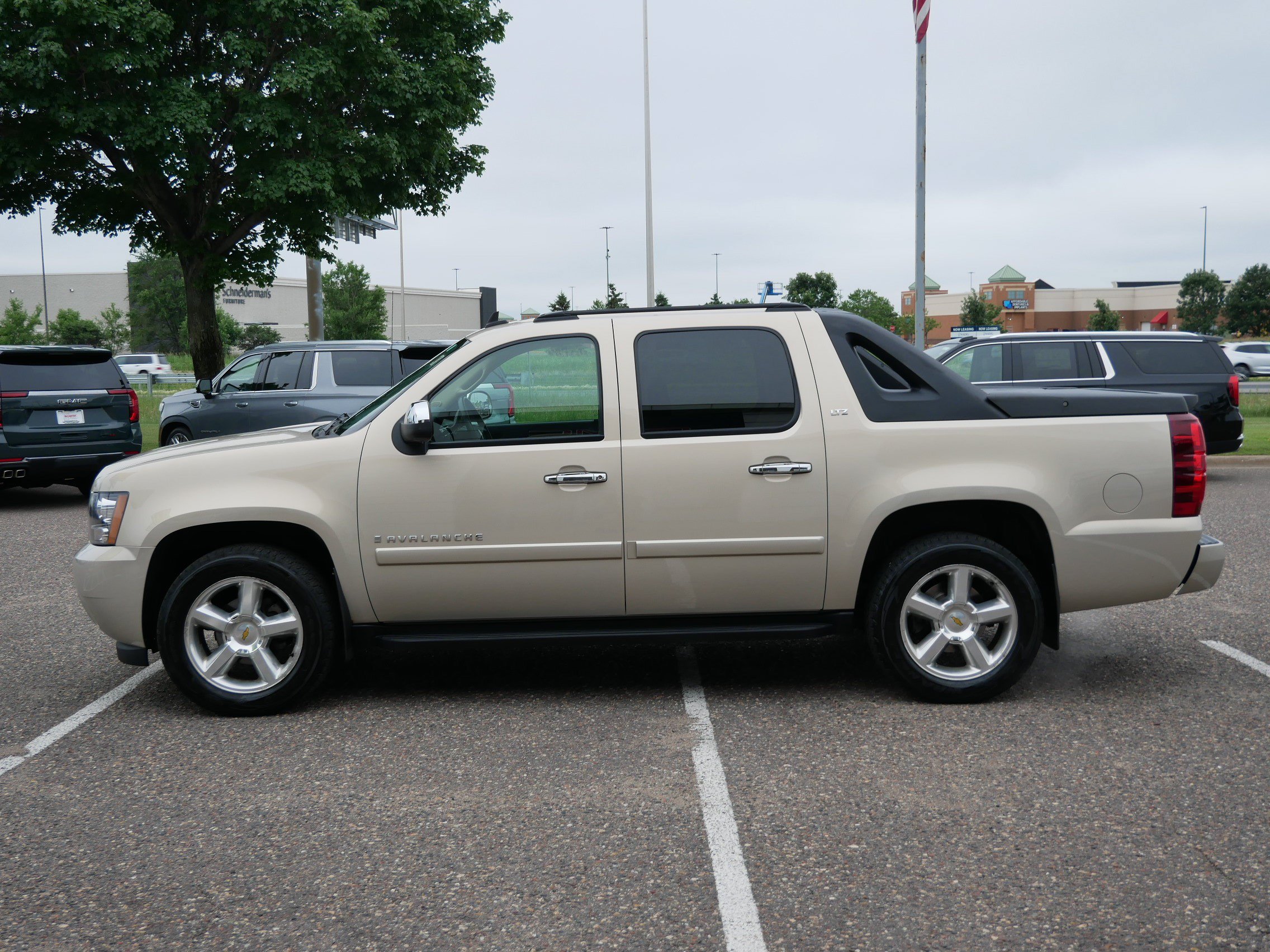 Used 2008 Chevrolet Avalanche LTZ w/ LTZ Preferred Equipment Group AWD/4WD image 6