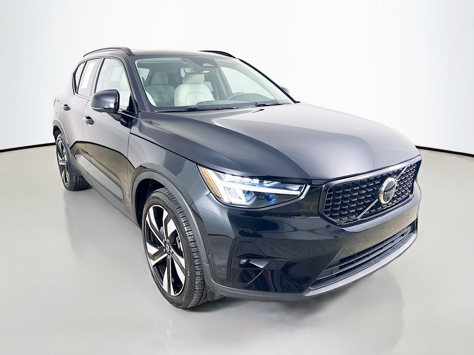 Used 2023 Volvo XC40 B5 Plus w/ Driver Assist Package AWD/4WD image 3