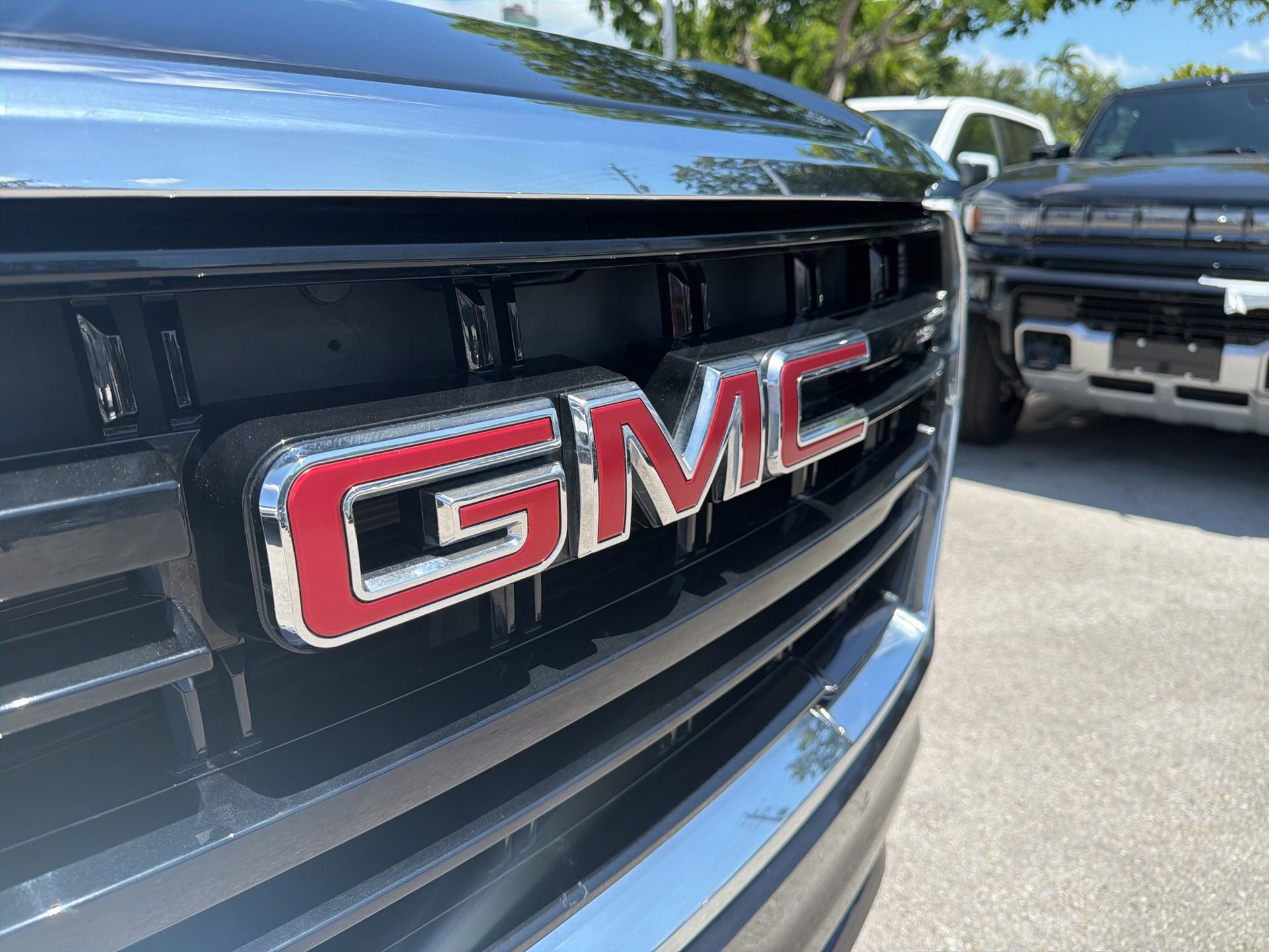 Used 2023 GMC Yukon SLE w/ Gmc Pro Safety Plus Package RWD image 6