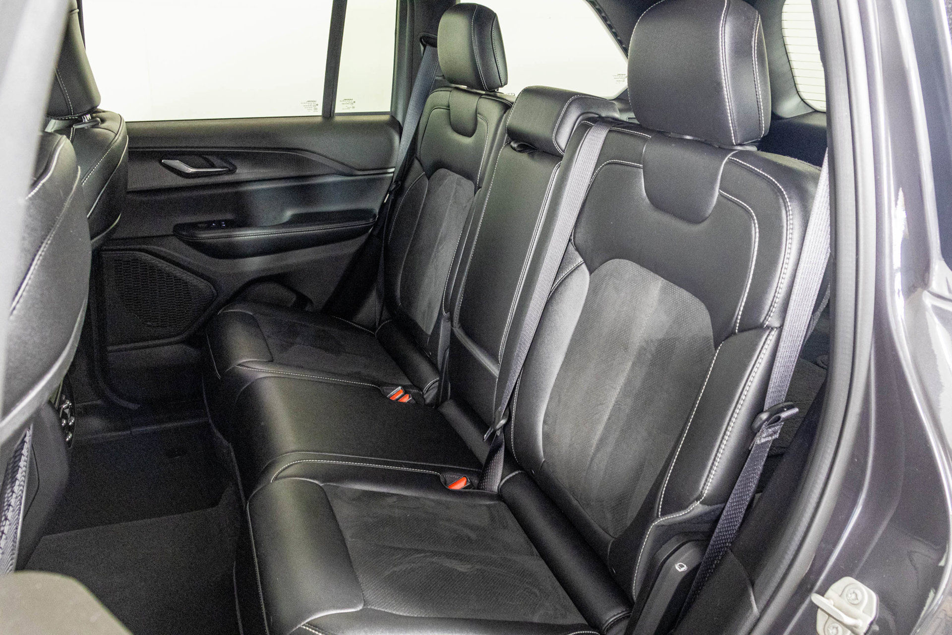 Used 2024 Jeep Grand Cherokee Laredo AWD/4WD image 38