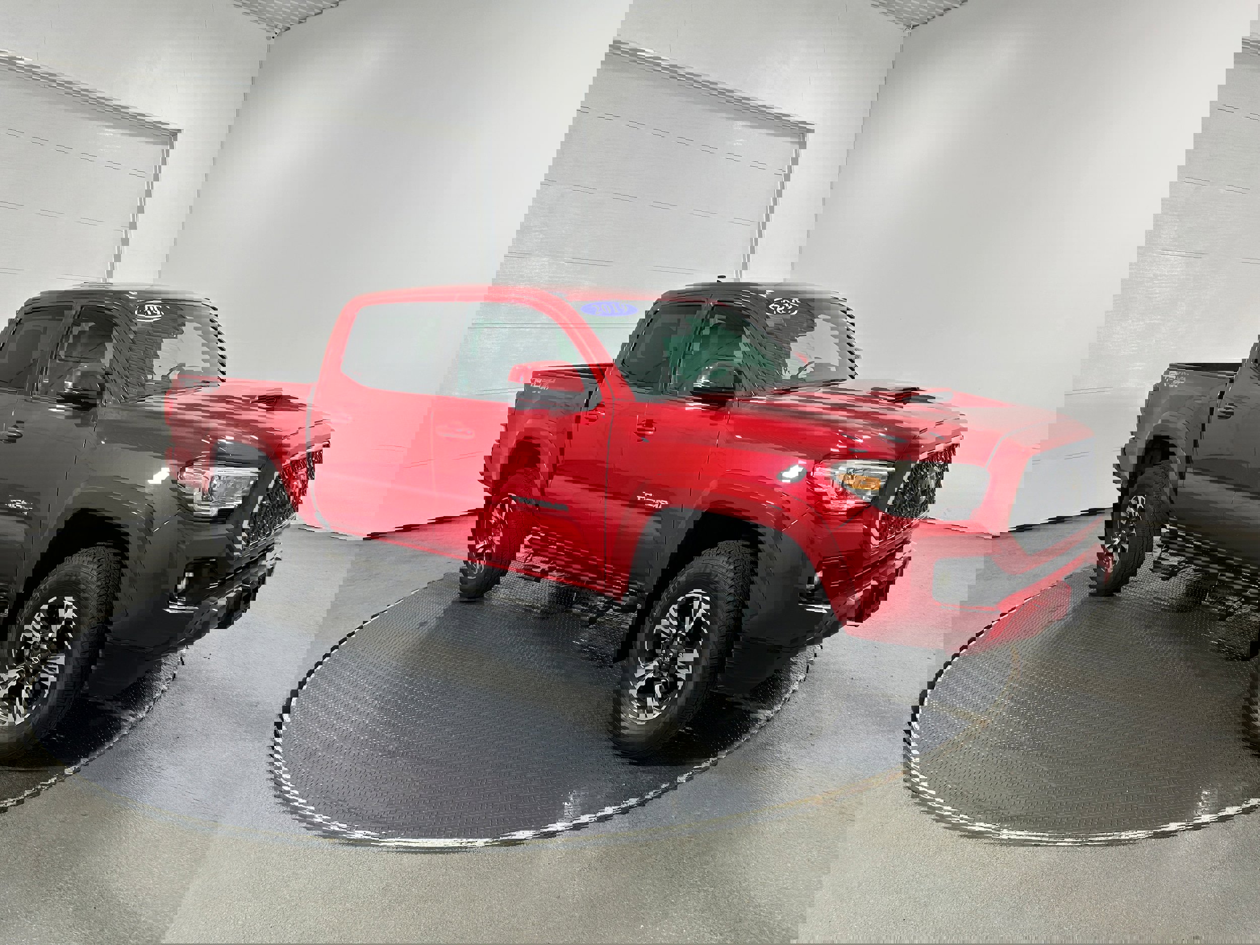 Used 2019 Toyota Tacoma TRD Sport image 2