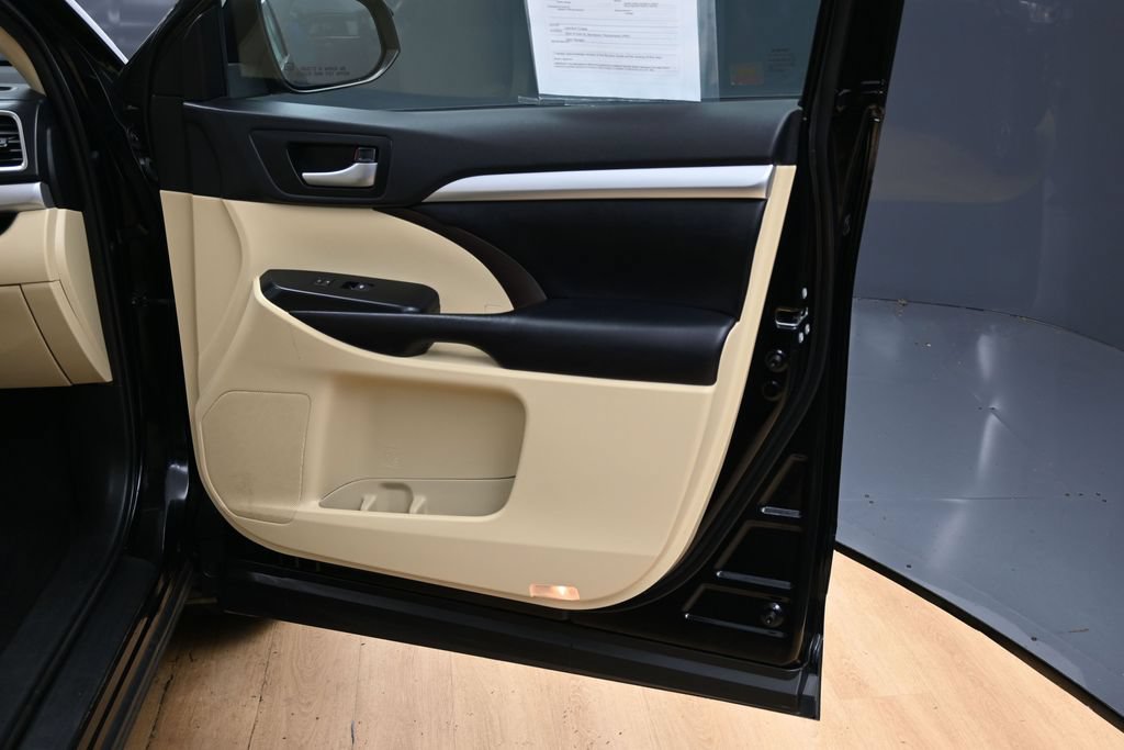 Used 2019 Toyota Highlander XLE AWD/4WD image 46