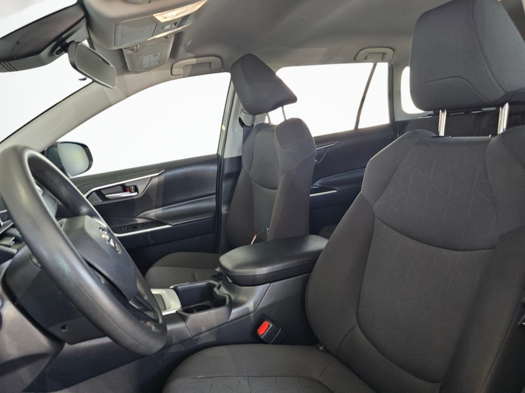 Used 2025 Toyota RAV4 XLE AWD/4WD image 19