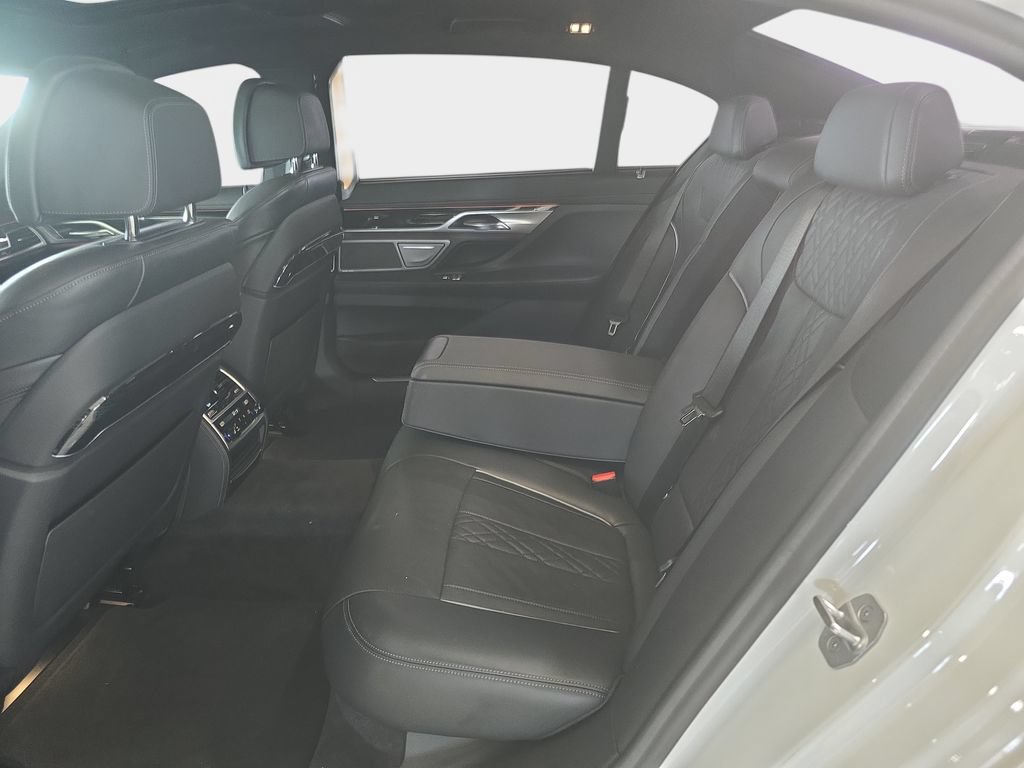 Used 2021 BMW 750i xDrive w/ Executive Package AWD/4WD image 28