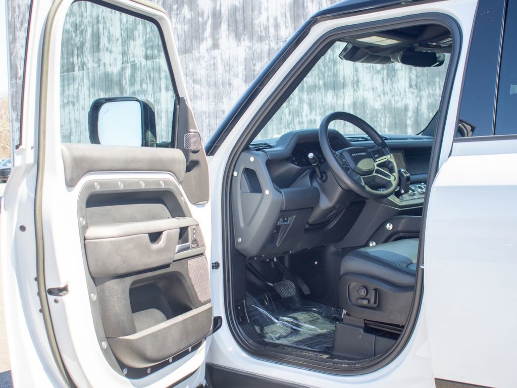 Used 2023 Land Rover Defender 110 X-Dynamic SE image 11
