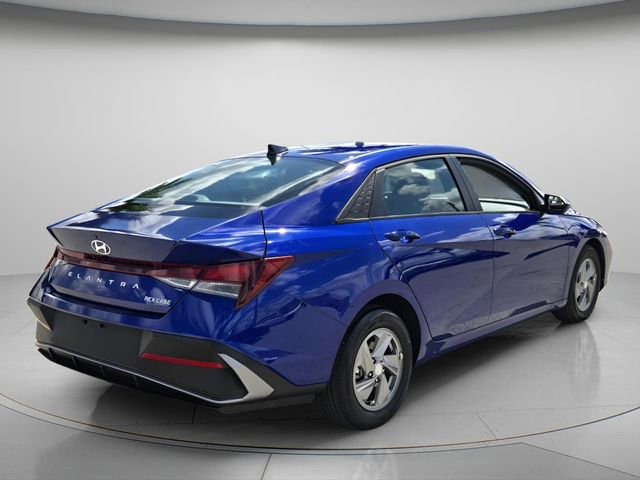 Used 2025 Hyundai Elantra SE w/ Cargo Package FWD image 7
