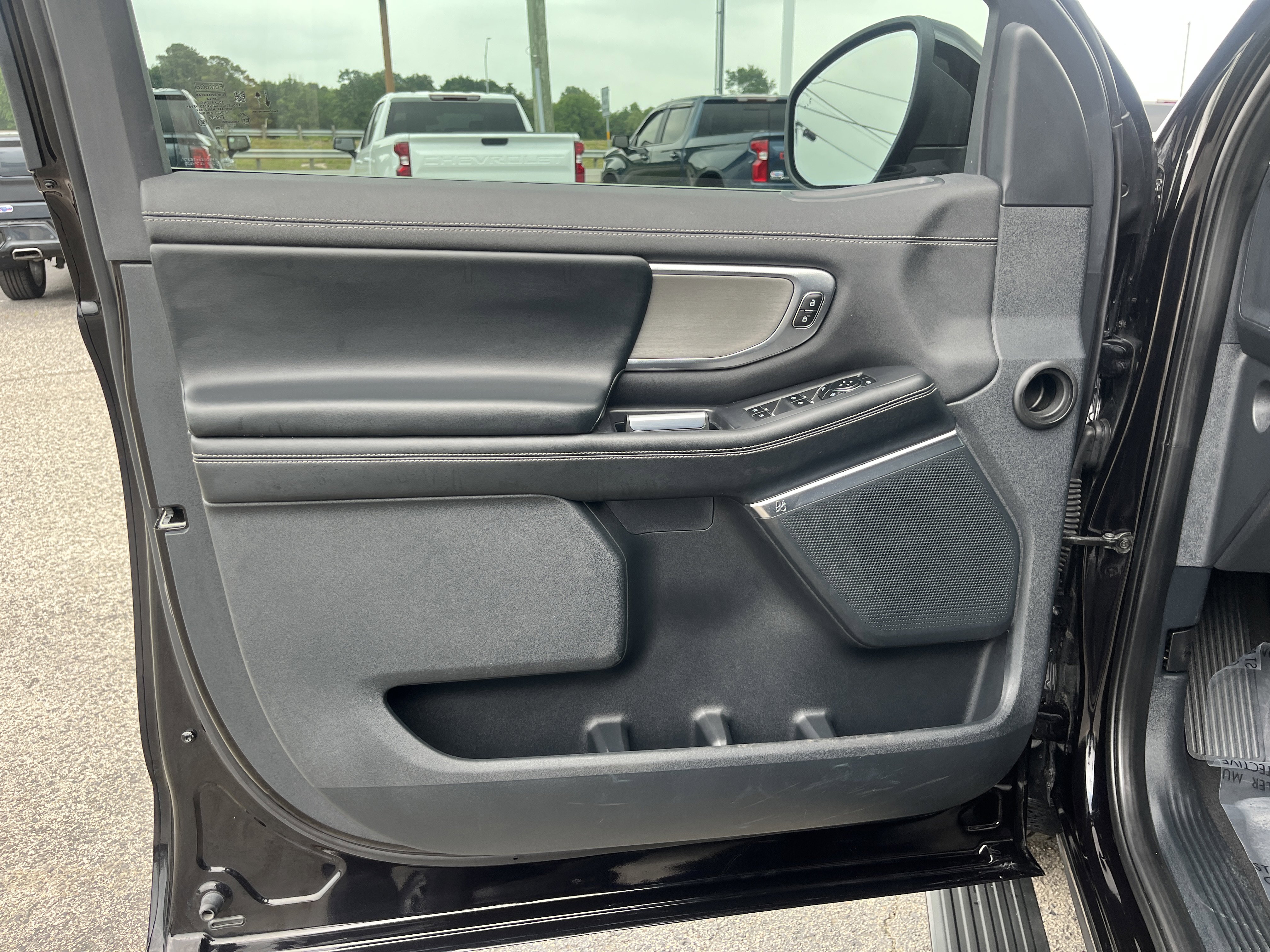 Used 2025 Ford Expedition Platinum AWD/4WD image 13