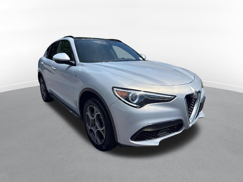Used 2023 Alfa Romeo Stelvio Ti AWD/4WD image 4