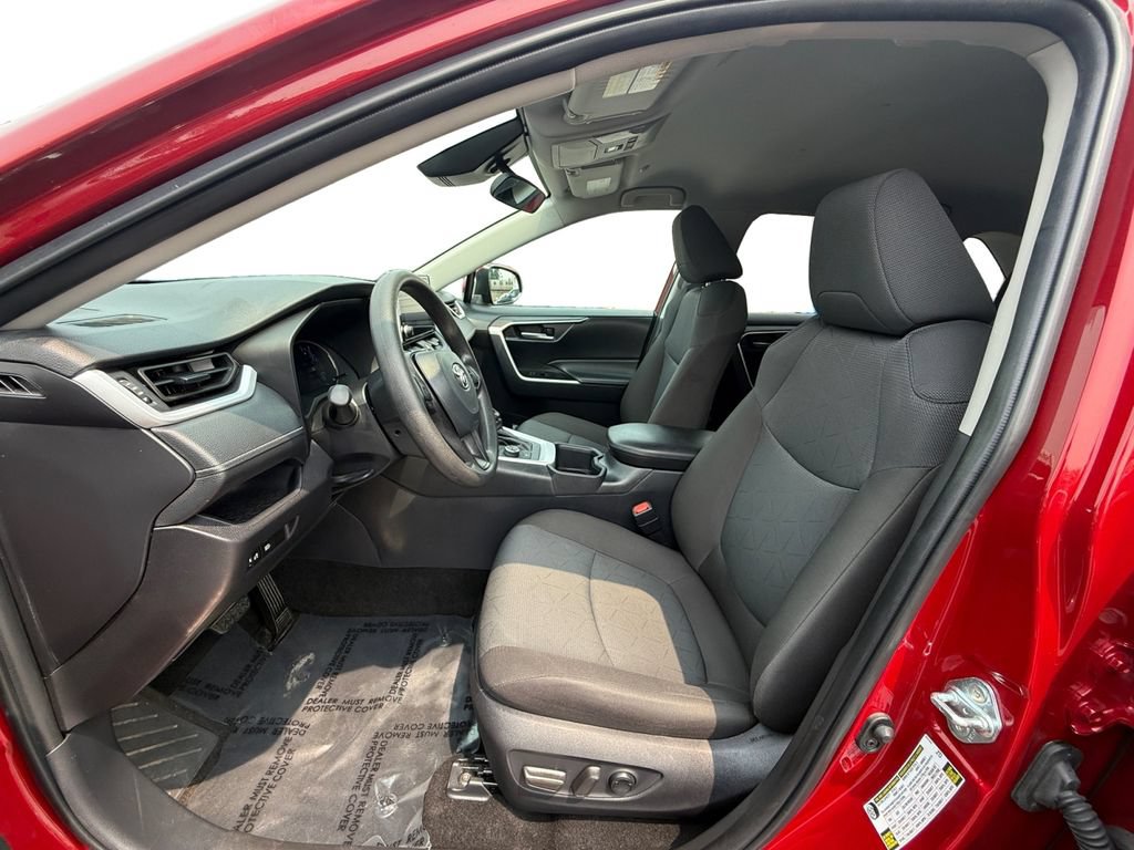 Used 2025 Toyota RAV4 XLE AWD/4WD image 9