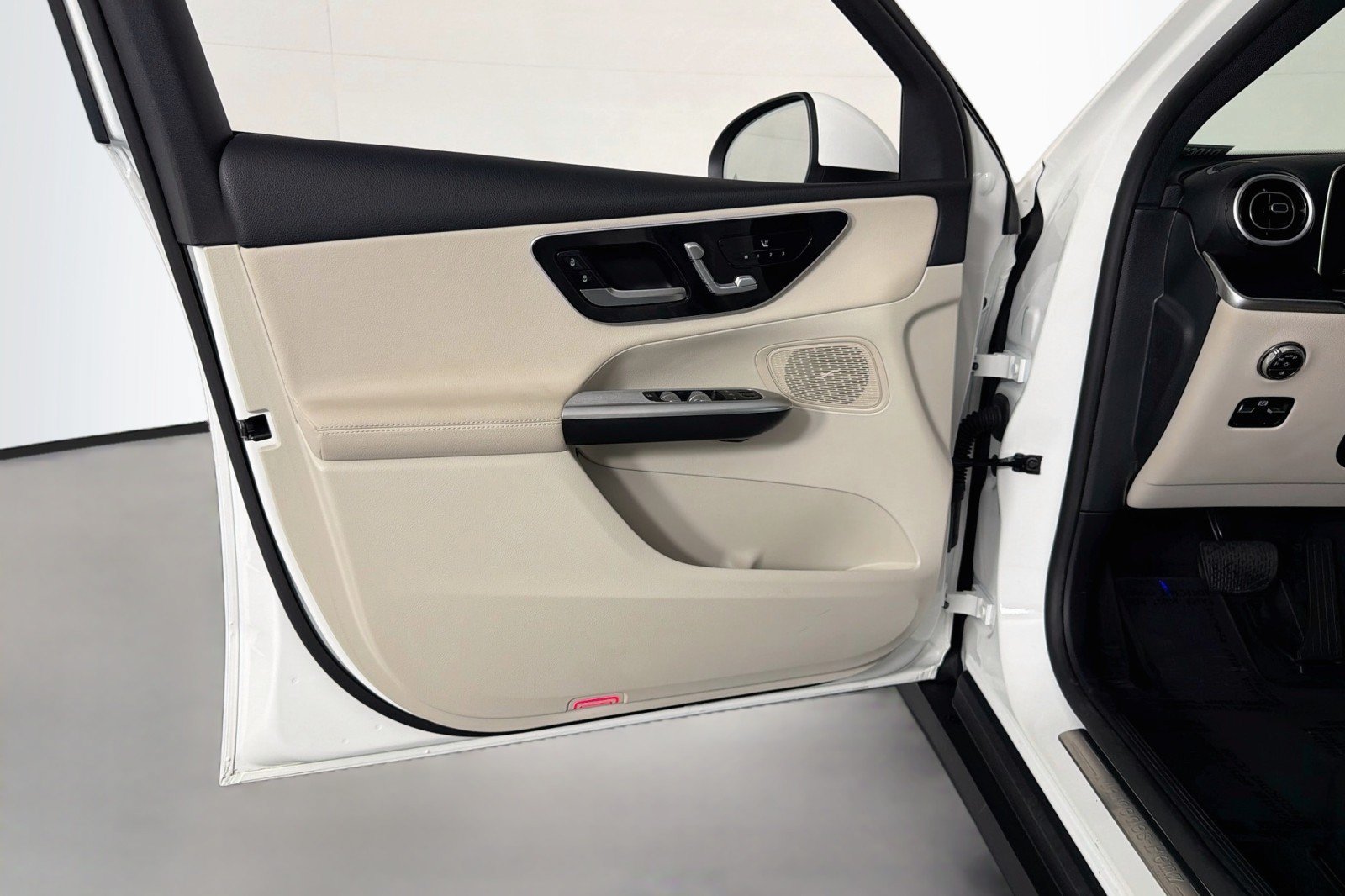 Certified 2025 Mercedes-Benz GLC 350e 4MATIC w/ Driver Assistance Package image 22