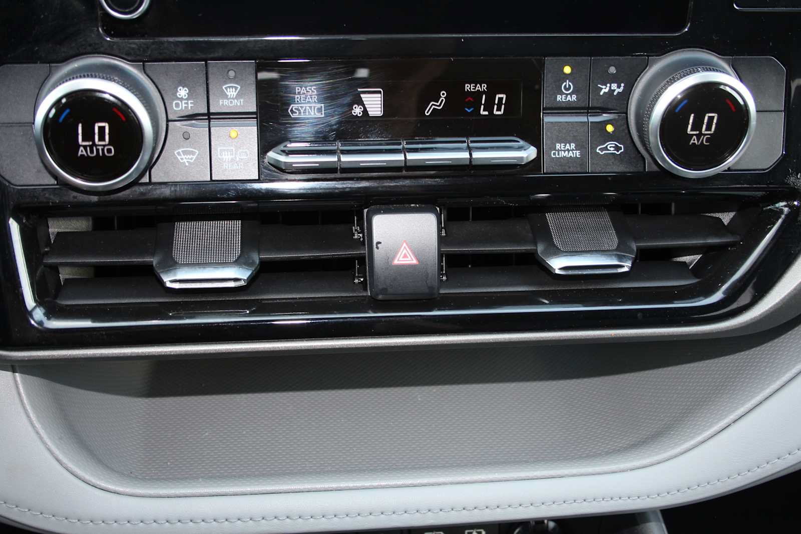 Used 2023 Toyota Highlander LE AWD/4WD image 38