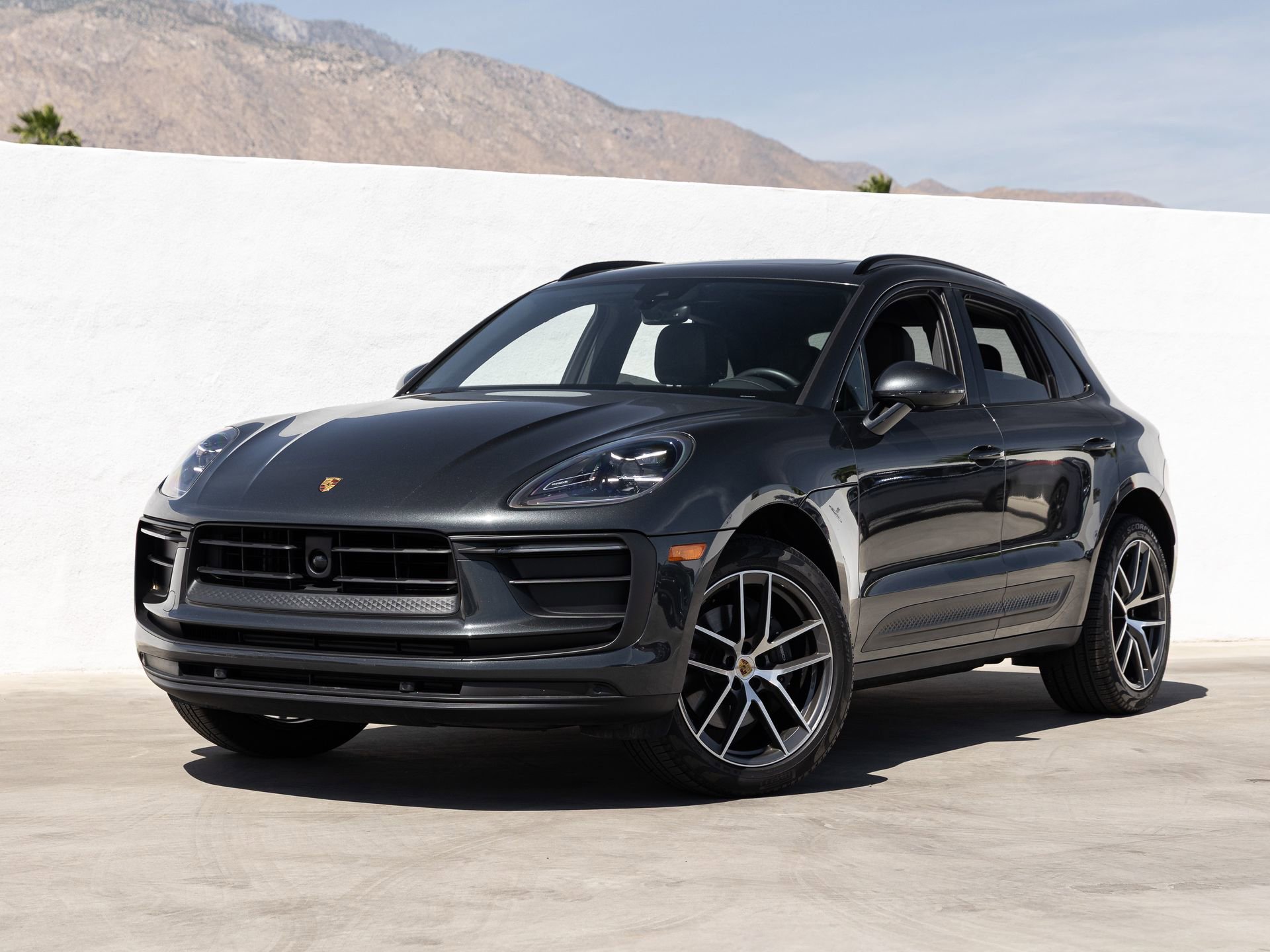 Certified 2025 Porsche Macan AWD/4WD image 1