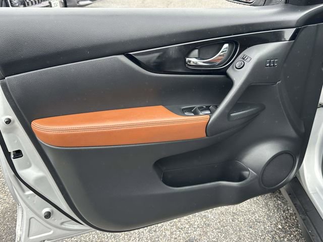 Used 2017 Nissan Rogue SL w/ SL Premium Package image 16