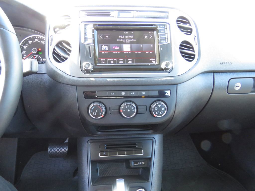 Used 2017 Volkswagen Tiguan Limited w/ Premium Package image 25