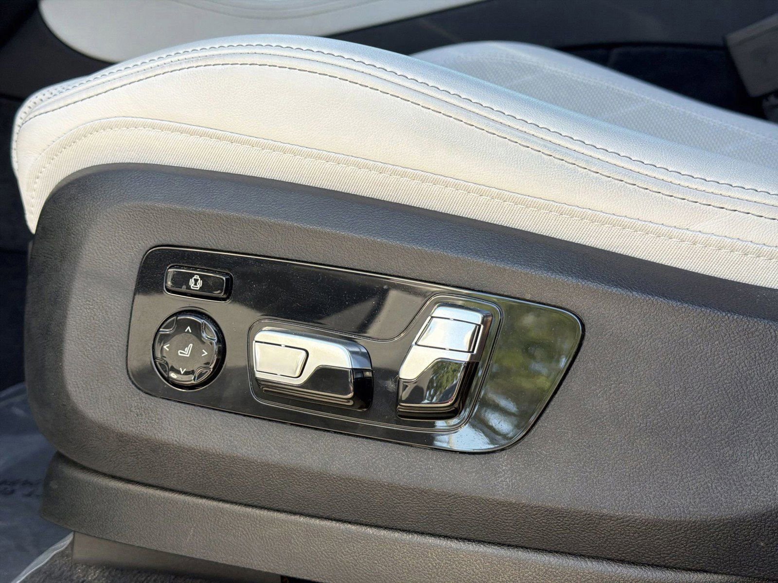 Certified 2024 BMW X5 sDrive40i w/ Premium Package RWD image 24
