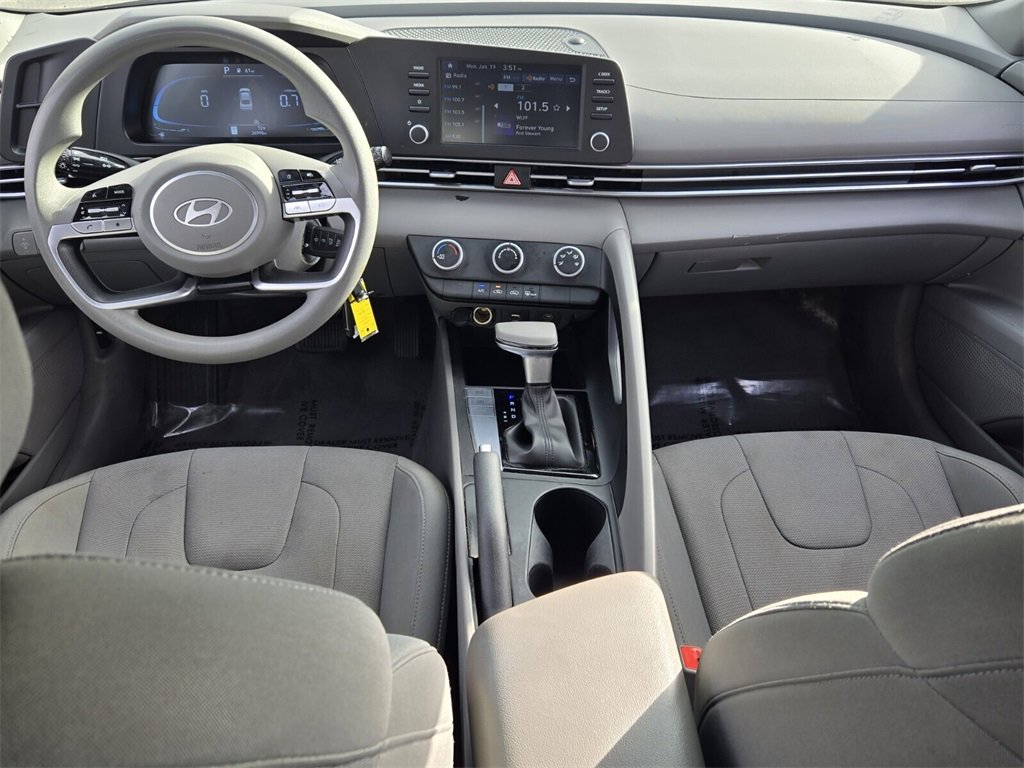 Certified 2025 Hyundai Elantra SE image 12