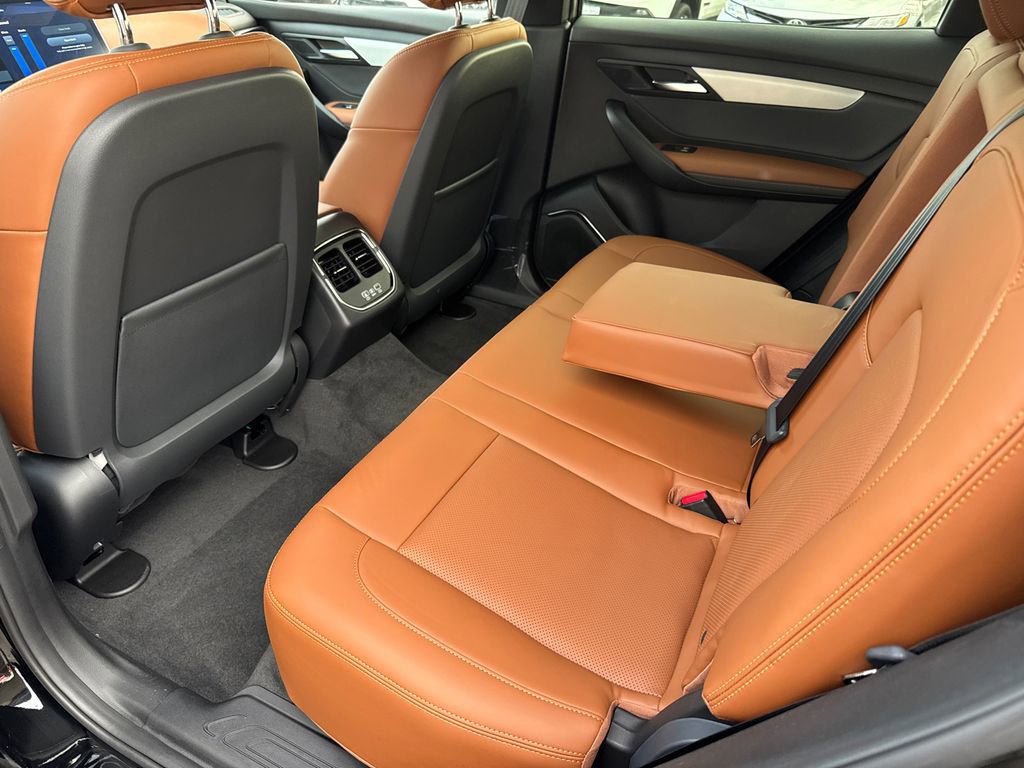 New 2025 VinFast VF 8 Plus AWD/4WD image 18