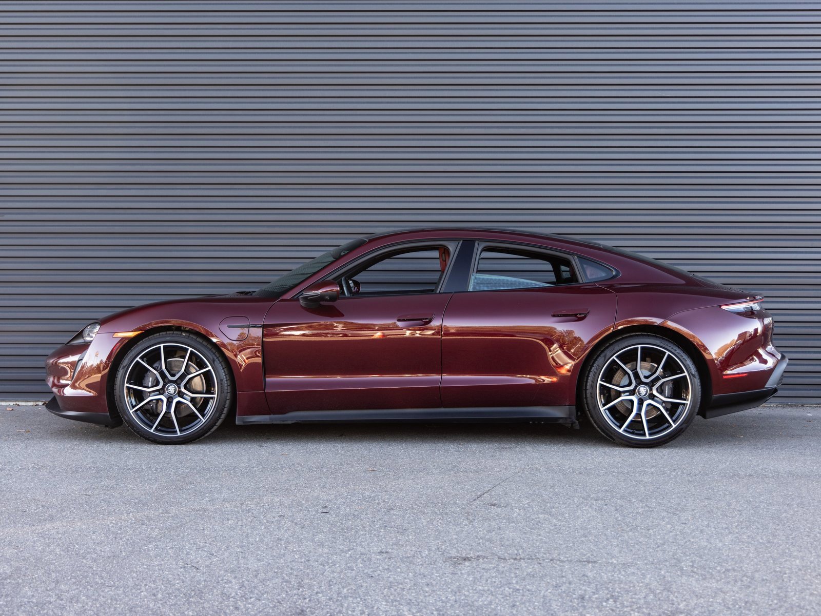 Used 2023 Porsche Taycan image 2