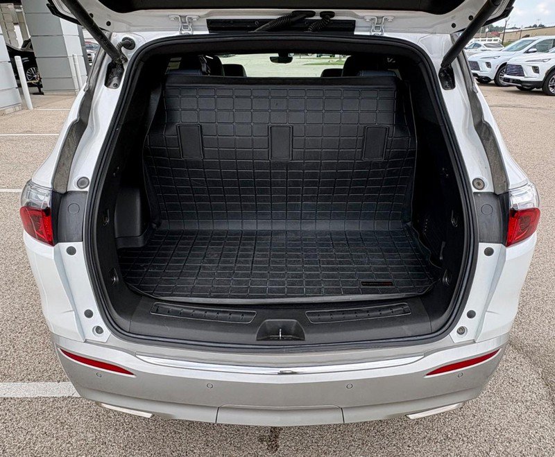 Used 2022 Buick Enclave Essence w/ Experience Buick Package FWD image 5