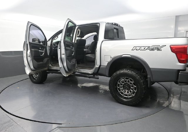 Used 2018 Nissan Titan PRO-4X w/ Pro-4x Convenience Package AWD/4WD image 43