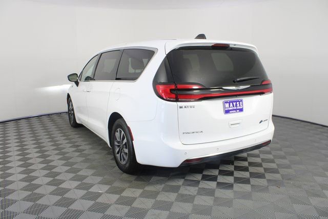 Used 2024 Chrysler Pacifica Select image 24