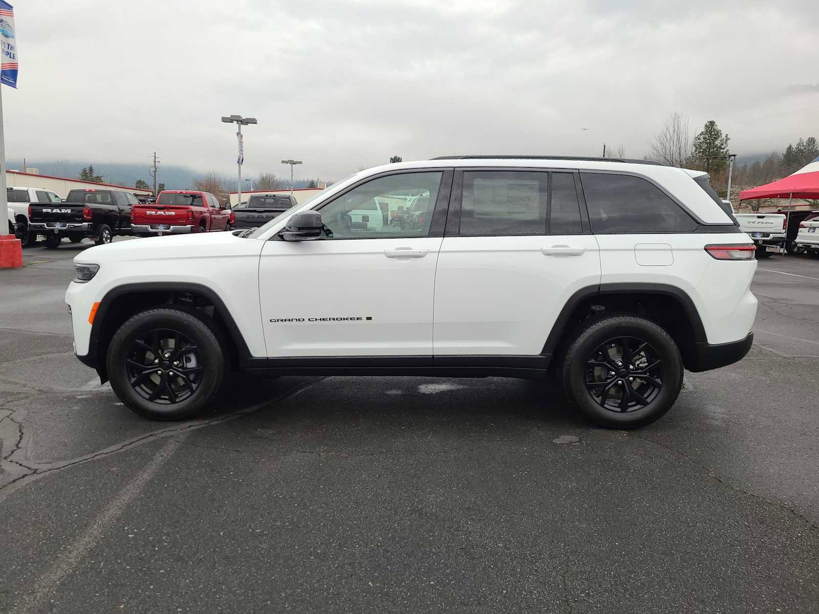New 2026 Jeep Grand Cherokee Altitude image 11