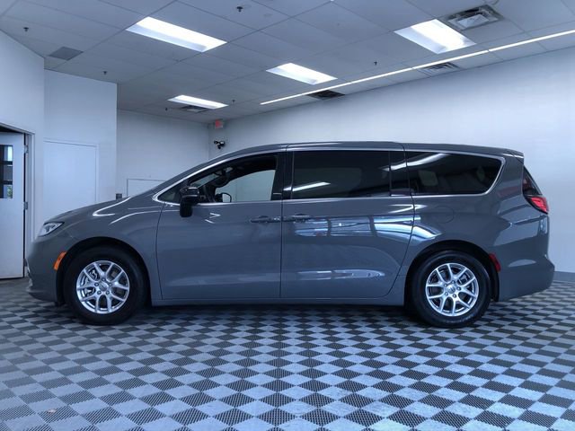 Used 2025 Chrysler Pacifica Select FWD image 12