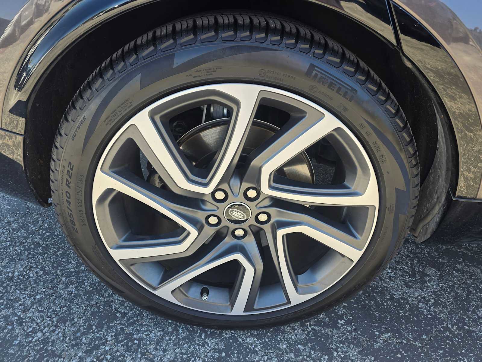 Used 2025 Land Rover Discovery Metropolitan Edition AWD/4WD image 9