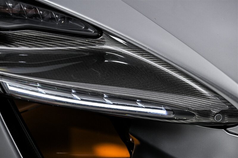 Used 2019 McLaren Senna RWD image 10