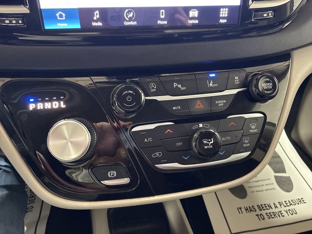 Used 2023 Chrysler Pacifica Touring-L image 10