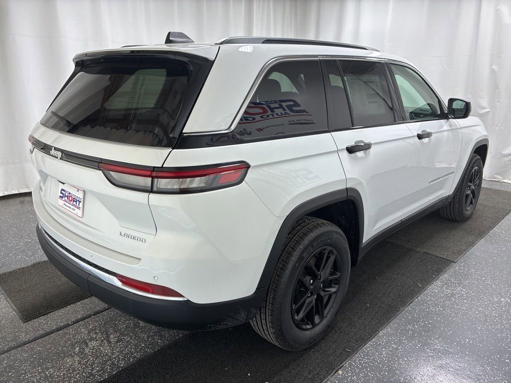 New 2026 Jeep Grand Cherokee Laredo w/ Trailer Tow Package AWD/4WD image 4