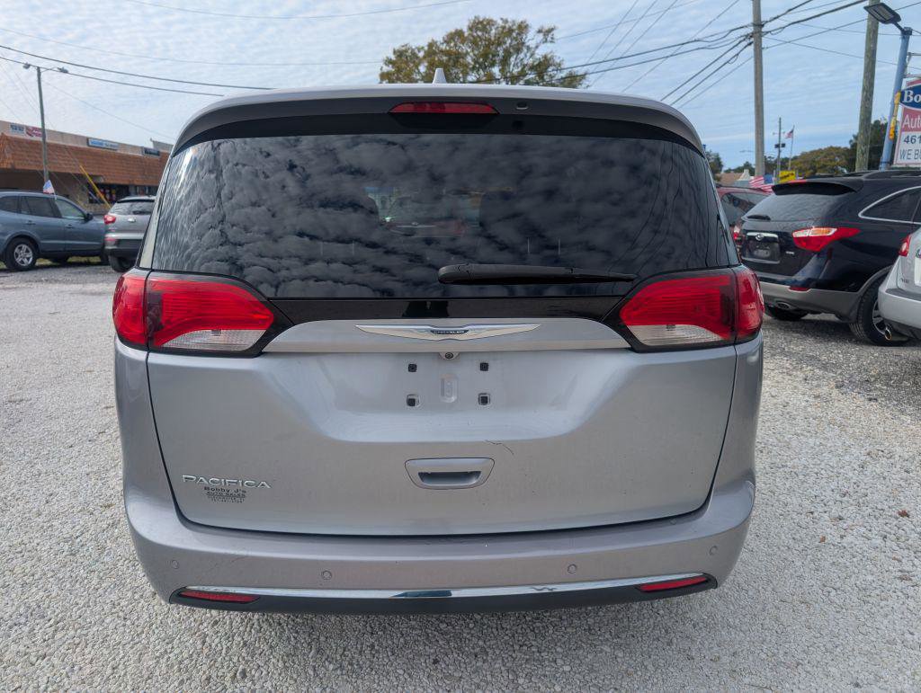 Used 2017 Chrysler Pacifica Touring-L FWD image 6