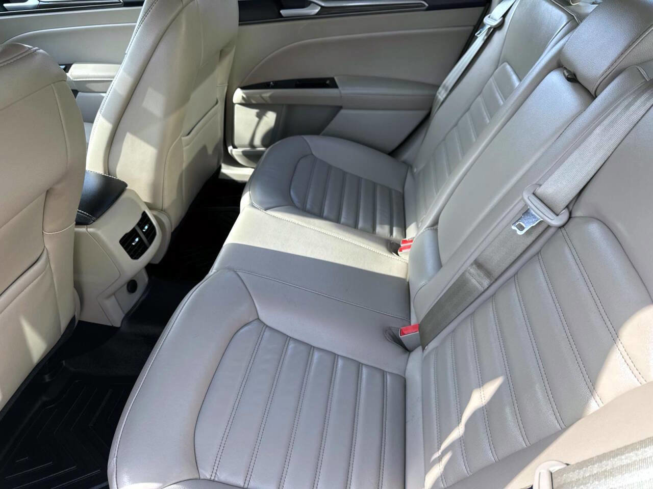 Used 2017 Ford Fusion SE w/ Fusion SE Technology Package image 9