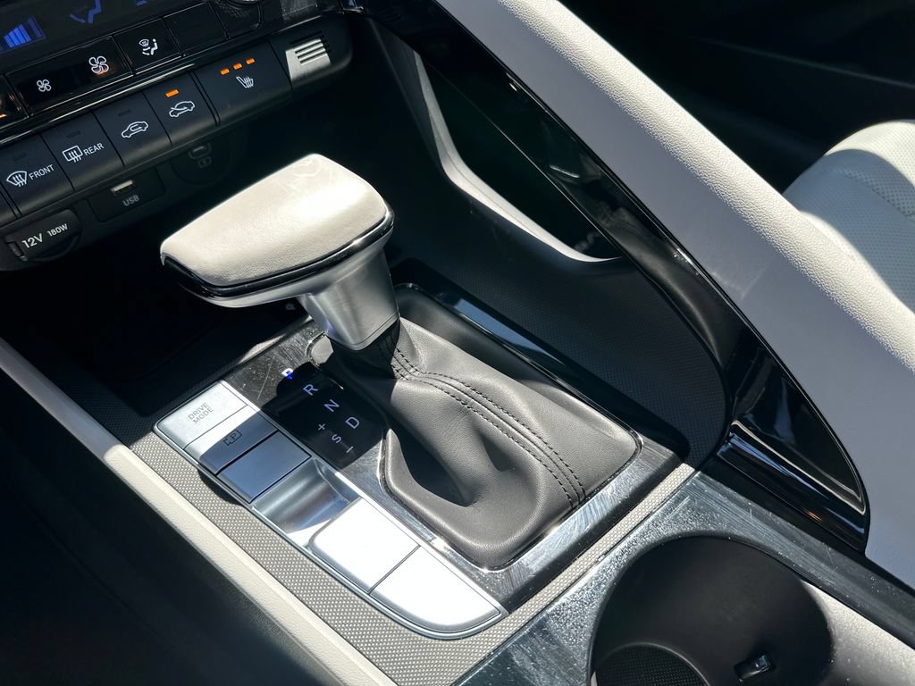 Certified 2025 Hyundai Elantra Limited FWD image 14