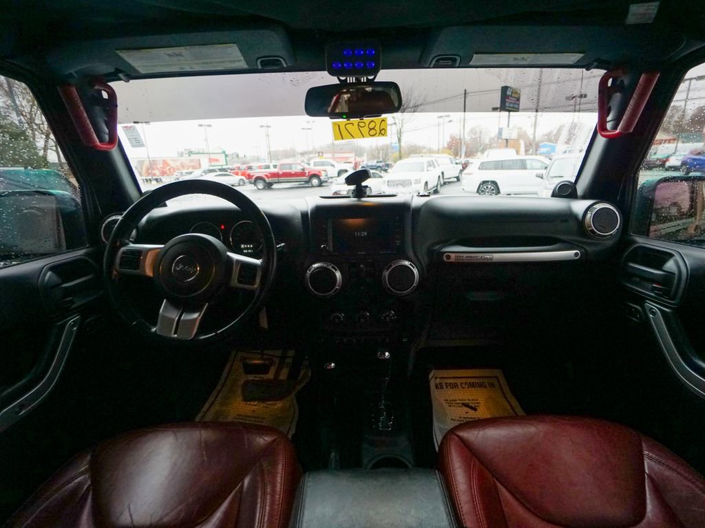 Used 2013 Jeep Wrangler Unlimited Rubicon image 2